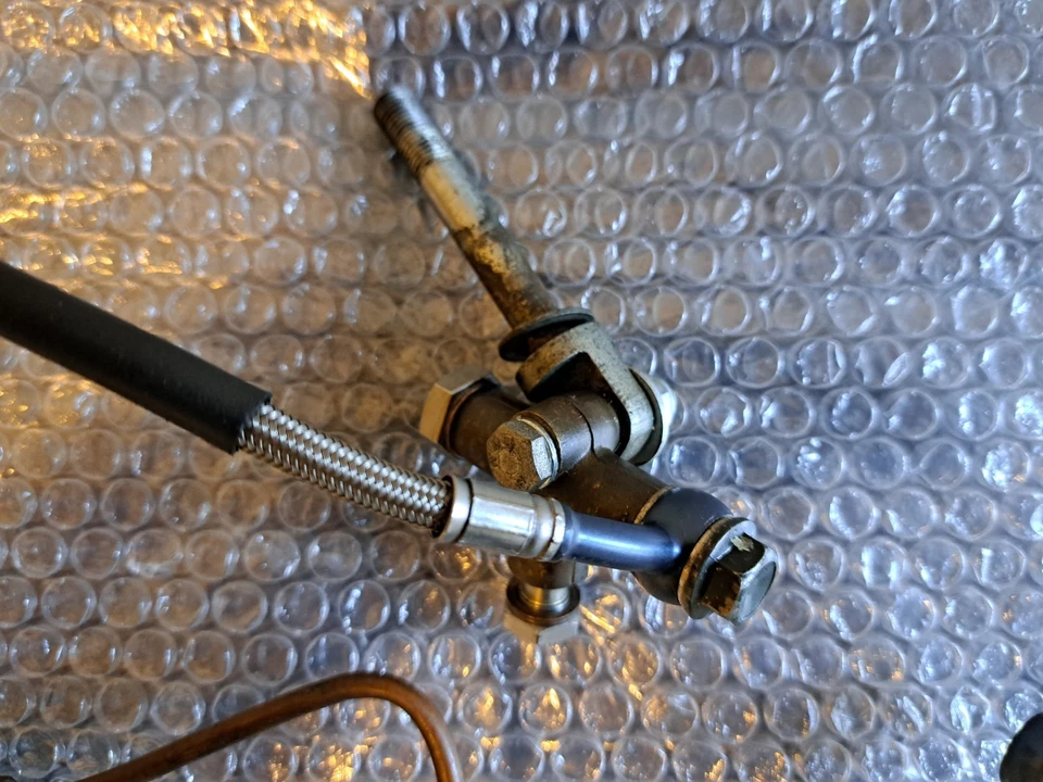 Mangueras y accesorios trenzados Triumph Bonneville T140E/D/V/TR7 ST/ST Foto 4 de 4