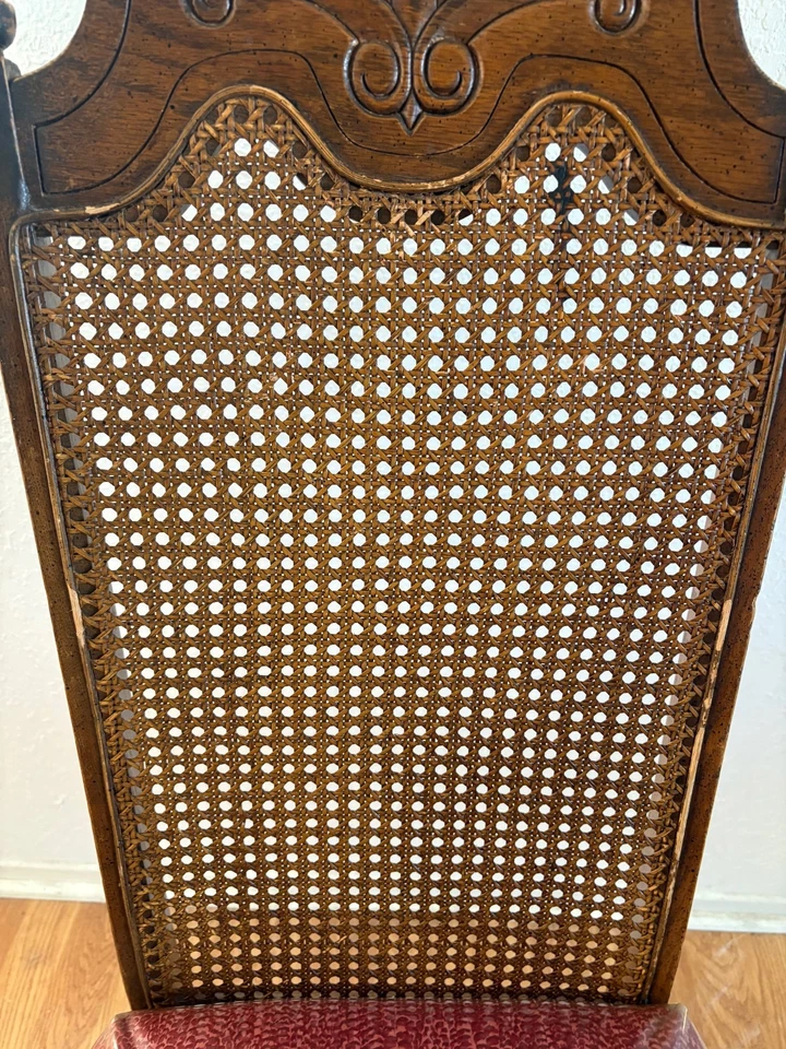 Silla de comedor francesa vintage con patrón de madera victoriana y tapicería roja Foto 4 de 4