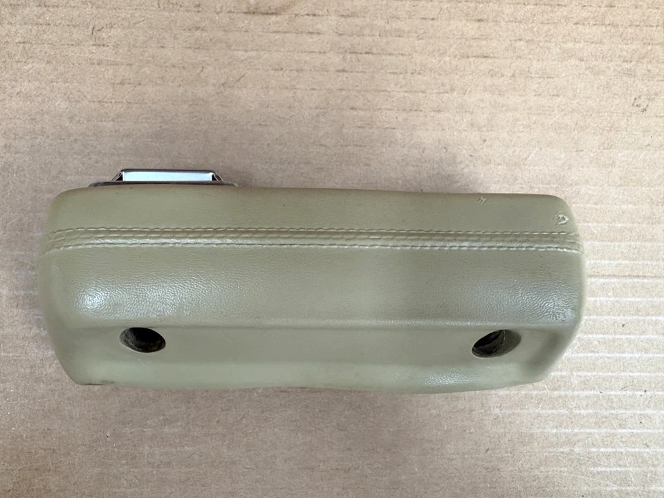 1968 - 1972 MOPAR DODGE DART PLYMOUTH DUSTER A-BODY GOLD RIGHT REAR ARM REST OEM — 第 2/4 张图片