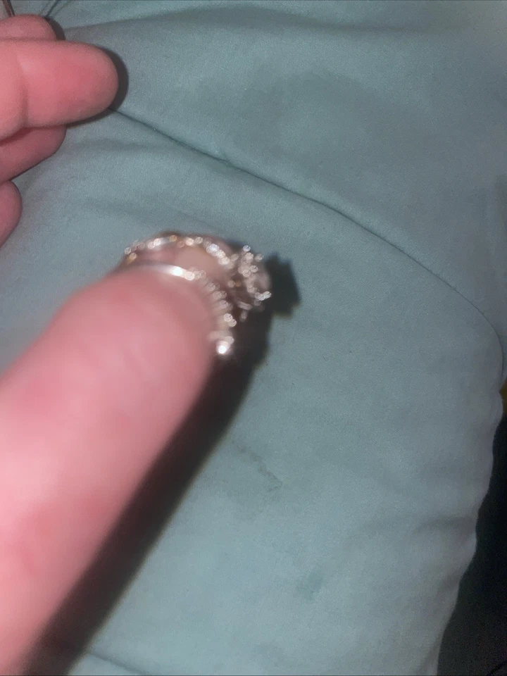 anillo de compromiso y anillo de bodas comprado en tu joyería Foto 4 de 4