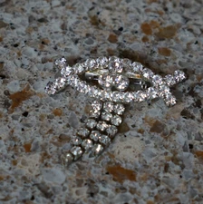 Vintage Brooch Silver Tone Rhinestones Fish Or Chandelier Dangle Sparkle