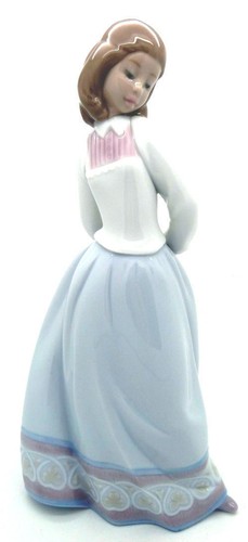 NEU IN BOX LLADRO # 6754 "SÜSS UND SCHÜCHTERN" MÄDCHEN MIT BLUME PORZELLANFIGUR 9" HOCH - Bild 4 von 12