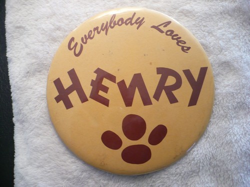 UB- EVERYONE LOVES HENRY (IMPRESIÓN DE PATAS) PIN DE PIE (6" DE ANCHO) #43471 - Imagen 2 de 10