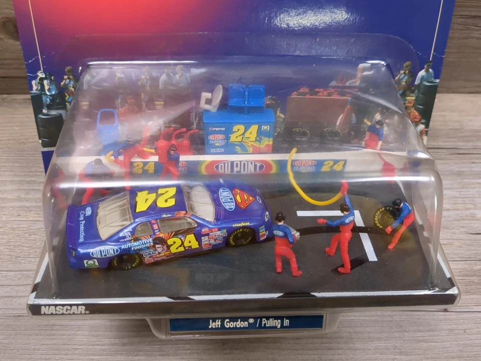 Winner's Circle NASCAR Jeff Gordon Pit Row Series "Pulling In" Diorama Set - Image 4 of 4