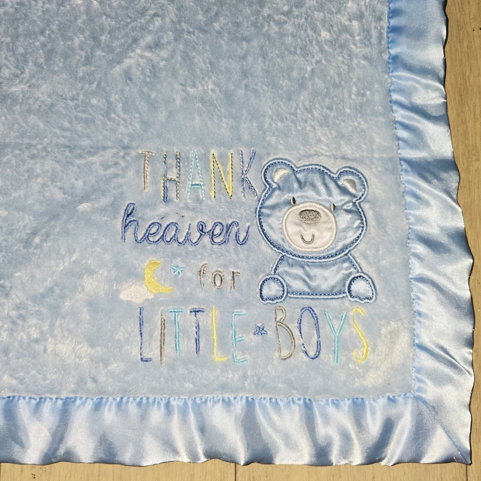 Cobertor Baby Essentials acabamento acetinado menino lance ursinho de pelúcia bordado graças aos céus - Imagem 4 de 4