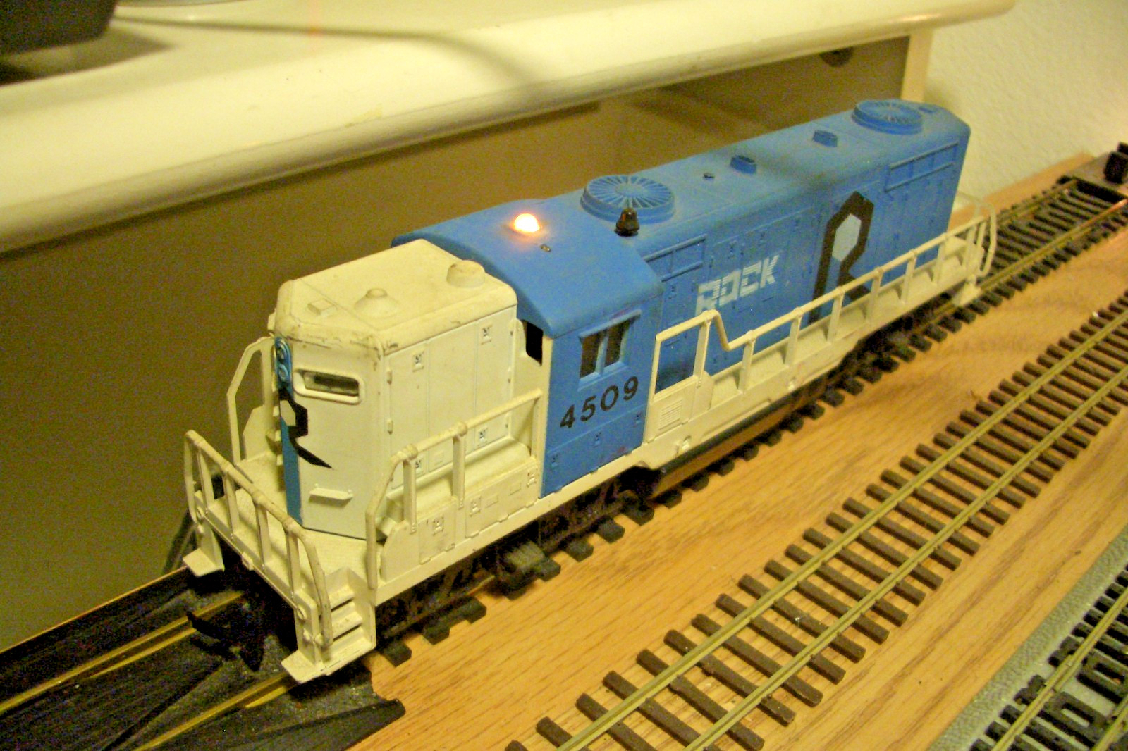 AHM HO Scale Rock Island GP-9 #4509  W/Flashing Beacon