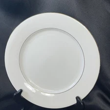 Lynn’s Fine China Dinner Plate “Valentina” White With Gold Trim