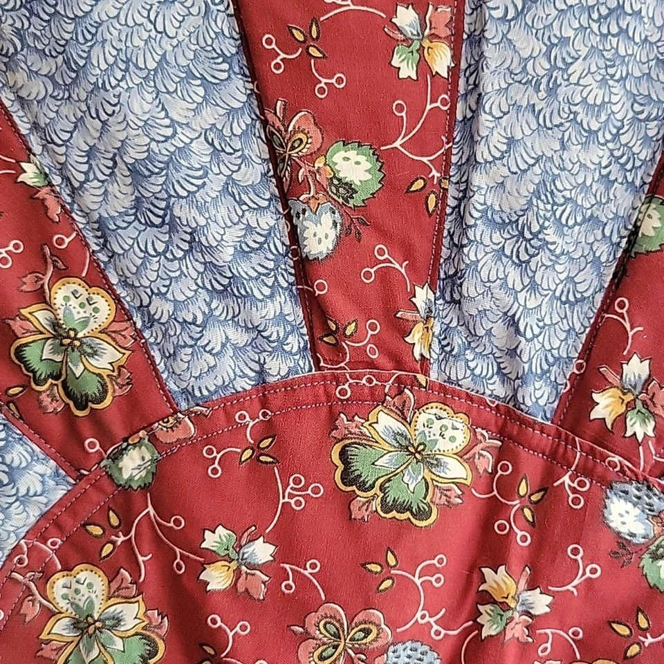 Vintage 28" wide Floral Quilted Decor Handmade Red Blue Sunburst Table Topper - Image 2 of 4