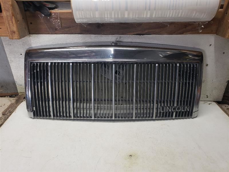 Grille Fits 90-92 LINCOLN & TOWN CAR 1095971