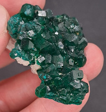 Dioptas Stufe mit Matrix, ca 24g, Kongo