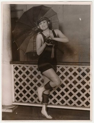 Vintage 1922 Press Photo Radio Parasol Beatrice Burch San Francisco Flapper