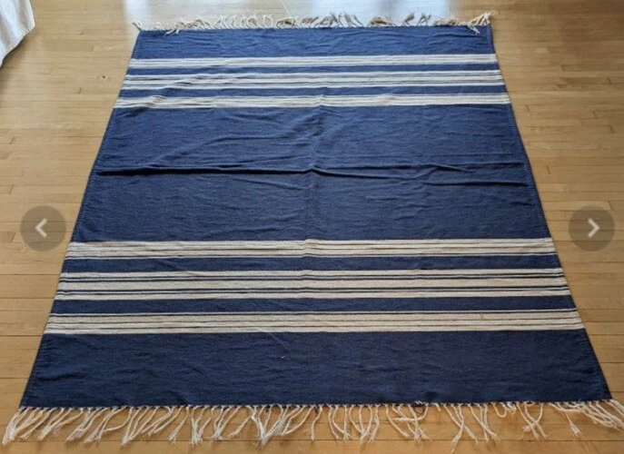 Alfombra de algodón telar a mano Pottery Barn 50" x 62" azul con rayas blancas de colección Foto 3 de 4