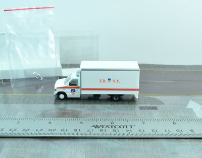 Busch 41853 FORD E-350 FDNY New York Fire Department Ambulance HO 1:87 Scale