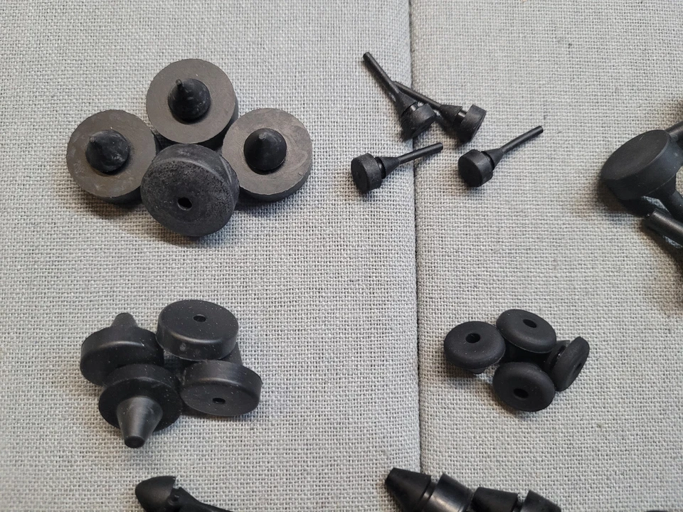 Kit de parachoques de goma para GM Chevy guantera matrícula cenicero gas Dr 32 piezas kit Foto 3 de 4