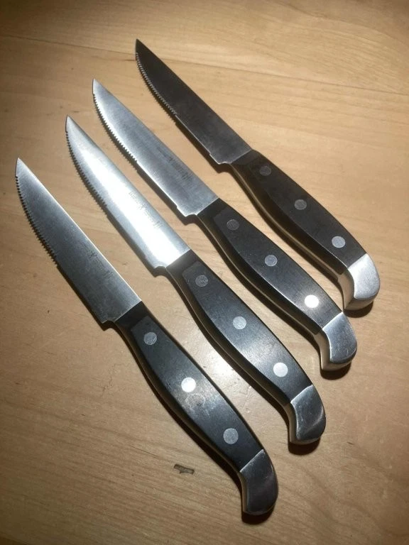 4-JA HENCKLES SEZWILLING STATEMENT 4.5" SERRATED STEAK KNIVES FE 13559-120 NEW
Opens in a new window