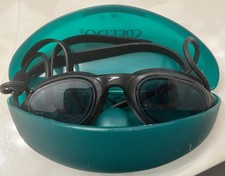 SPEEDOS SWIM   GOGGLES BLK TINTED ADJUSTABLE SIZE ADULT COMPETITIVE SWIMMING