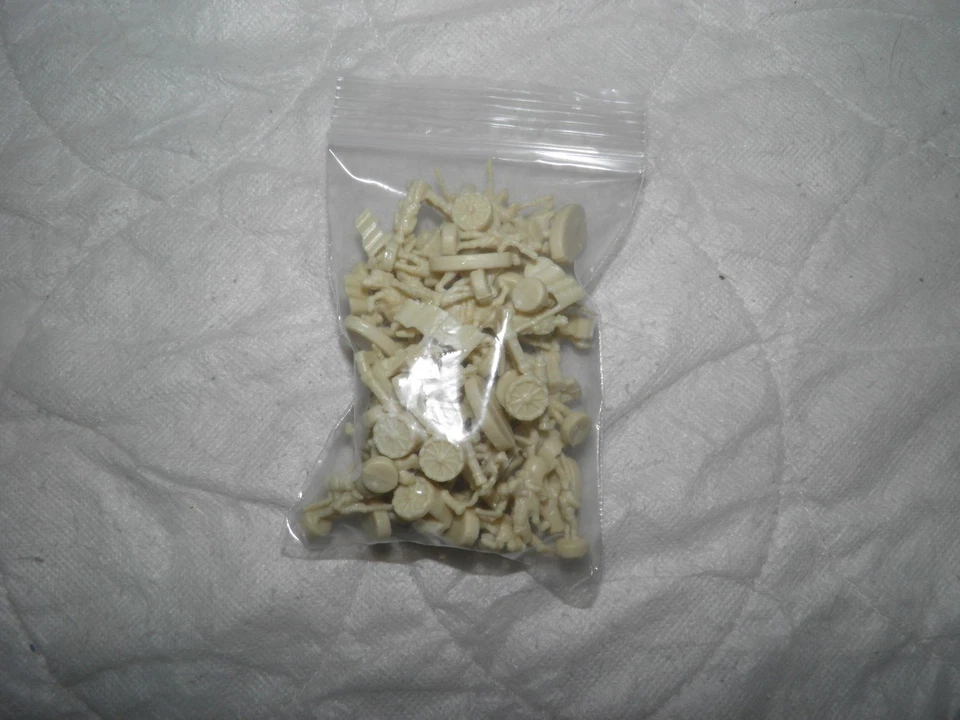 Juego de mesa Risk 2003 repuesto blanco ejército piezas cañón, caballo, hombres 59 artículos Foto 2 de 2