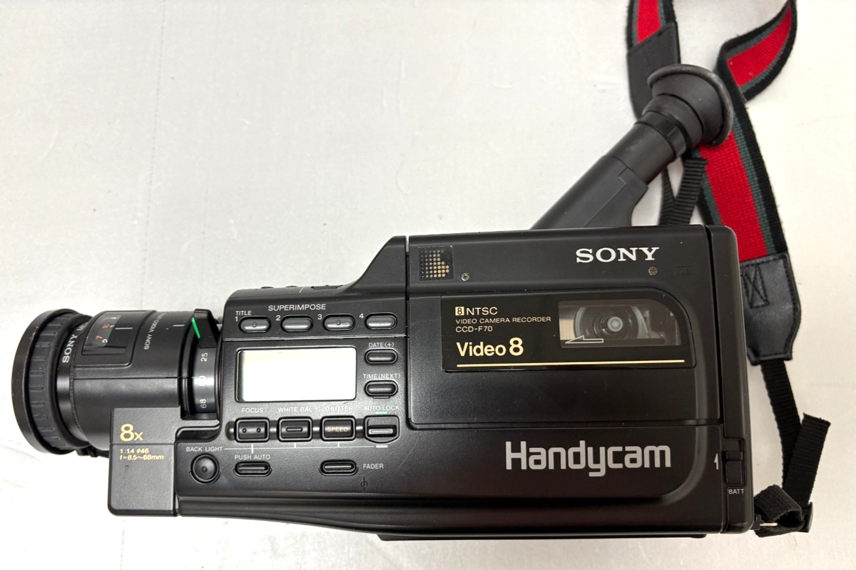 Vintage SONY Video 8 Handycam/Recorder CCD-570 w/ 3 batteries, Bag