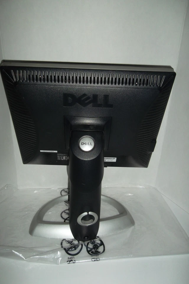 Dell 1905FP UltraSharp 19" LCD Monitor VGA DVI-D w/4-Port USB Hub T6116 W8690 - Image 2 of 4