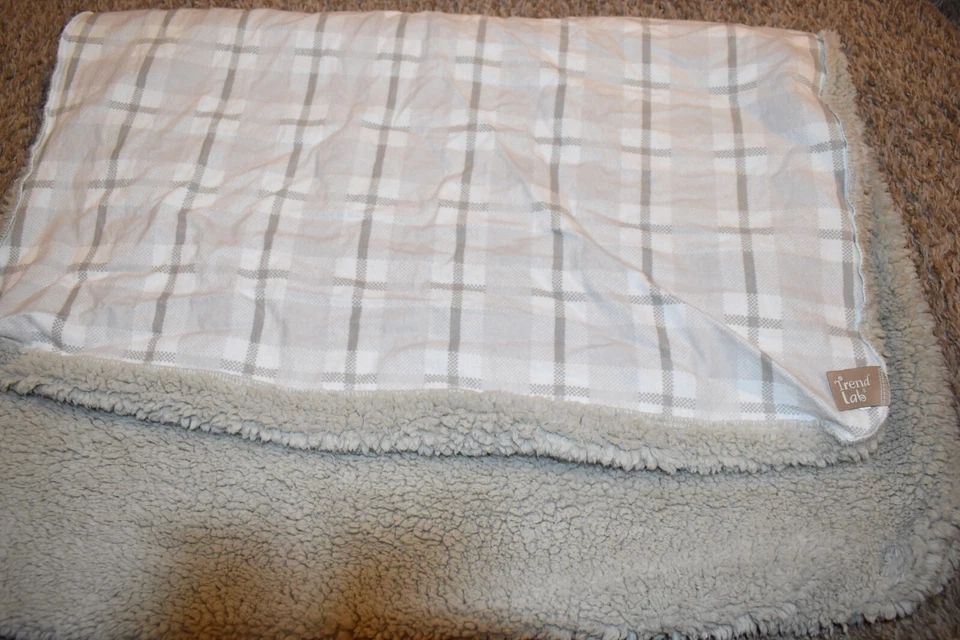 K6 !WOW! TREND LAB Gray & White Plaid Flannel Plush Sherpa Crib Baby Blanket - Image 2 of 3