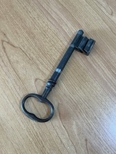 Grande clé de porte ancienne en métal 