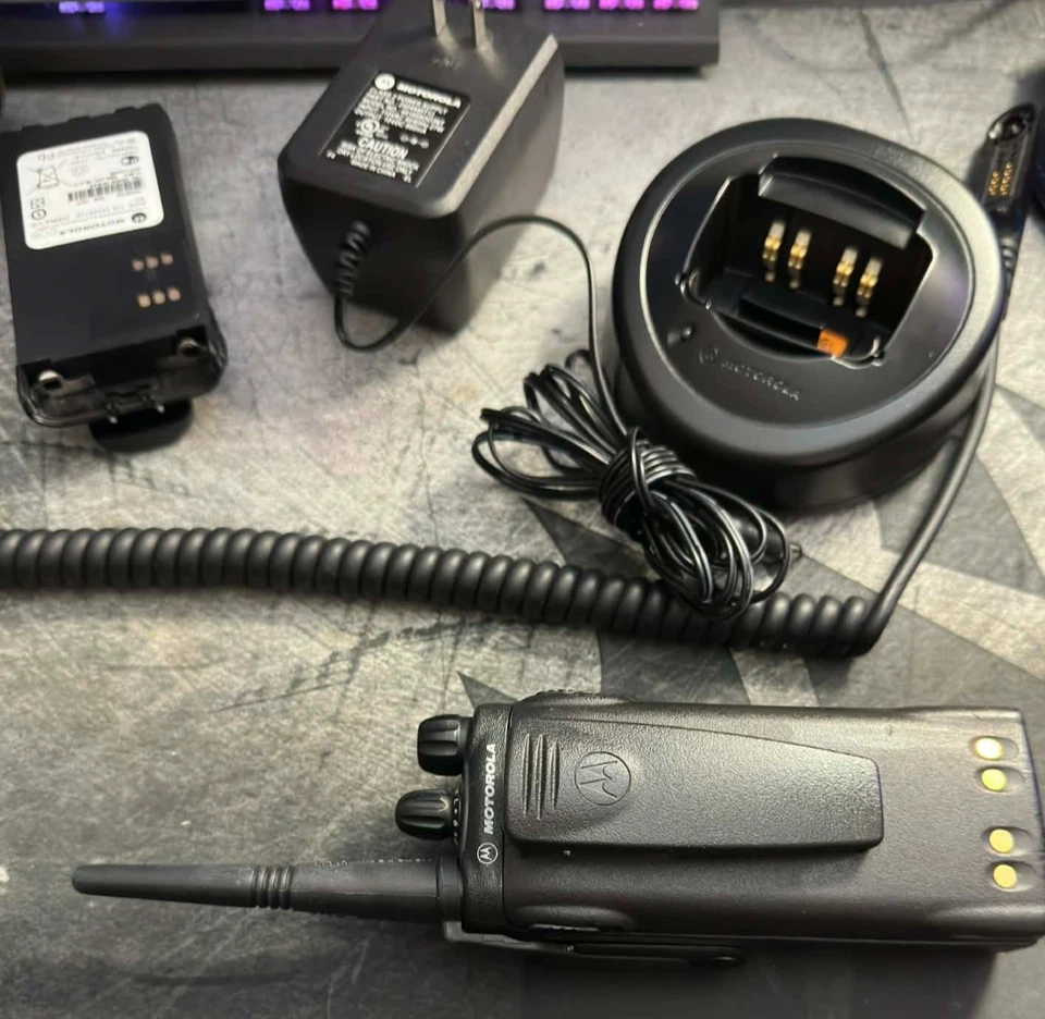 MOTOROLA HT1250 UHF 450-527 MHz  Two-Way Radio AAH25SDF9AA5AN - Image 3 of 4