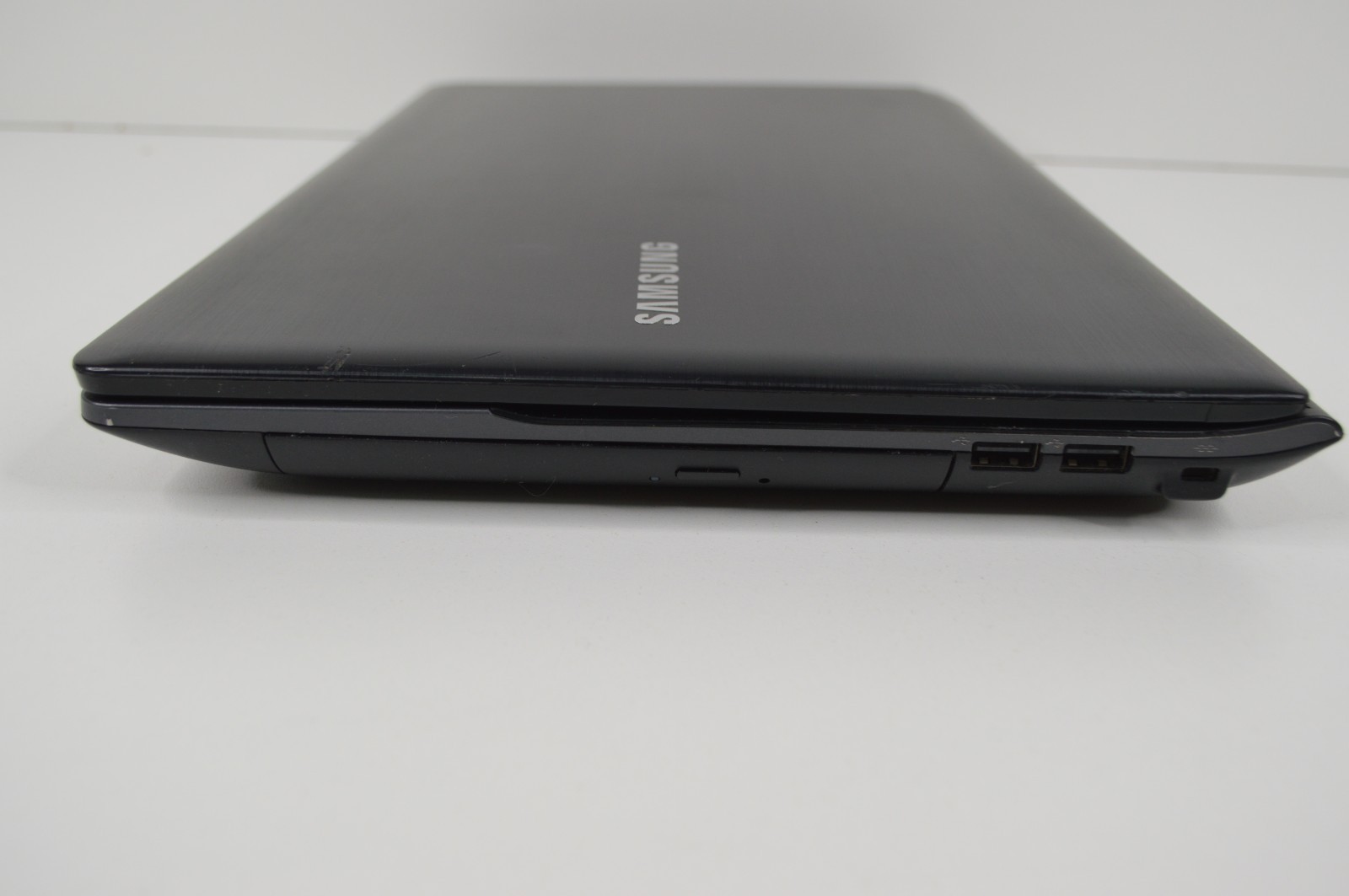 Samsung NP300E5A-A01UB Laptop W/ Windows 10 Home i3-2330M 2.20GHz 4GB Ram DVDOpe