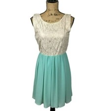 NWT Alythea Lace Lined Formal Dress Medium