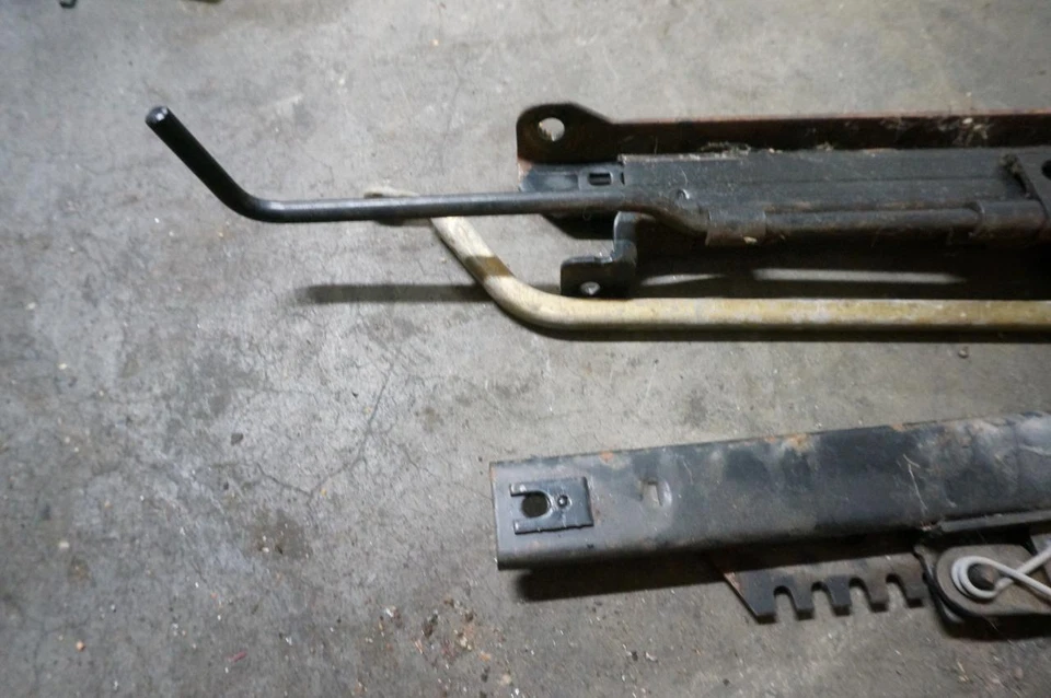 Rieles de asiento deportivo pasajero delantero derecho BMW E21 guías de orugas 75-83 320is 323is Foto 4 de 4