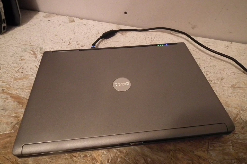 Dell D520 Laptop / 1.66ghz / 2gb / Windows XP / WIFI / DVD / CDRW rs232 serial - Image 3 of 4