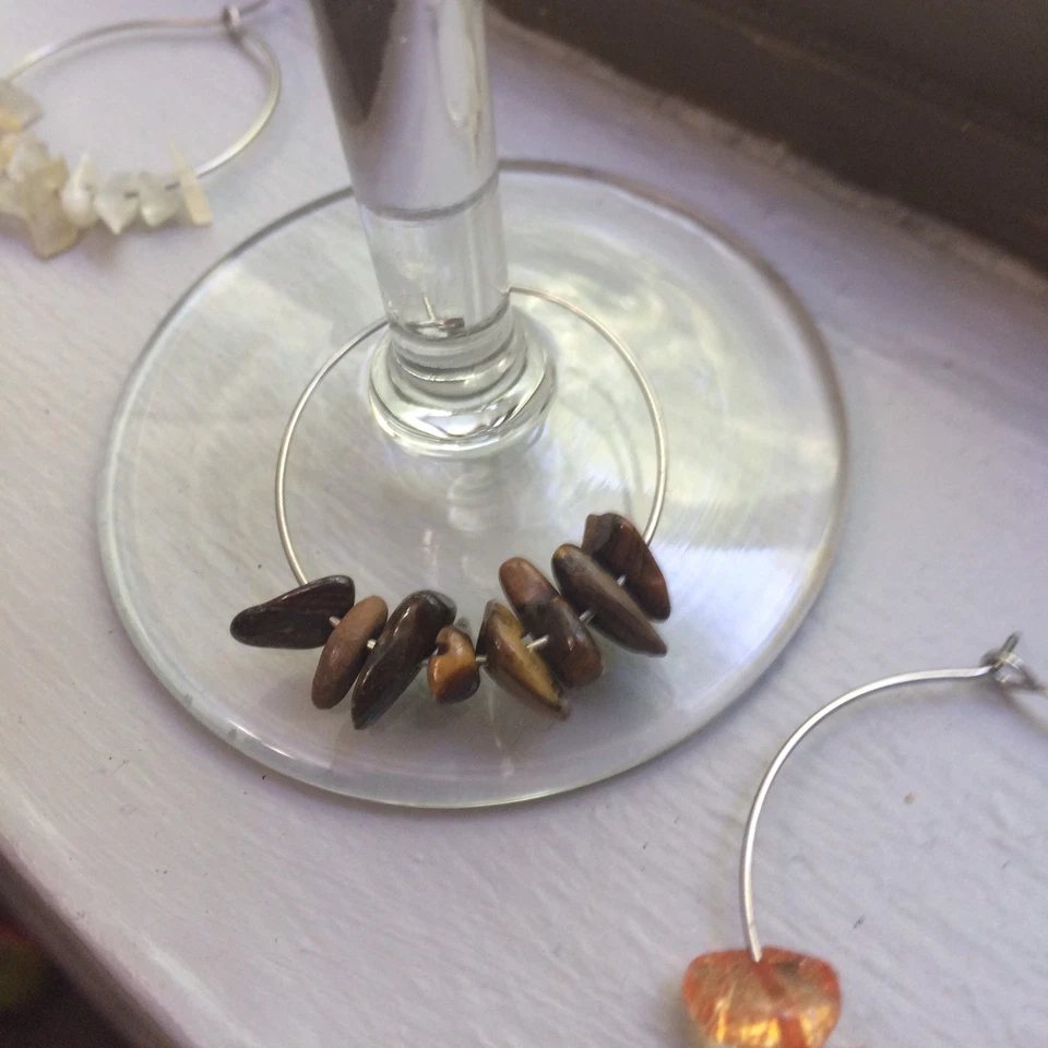 Dijes de copa de vino hechos a mano con hermosas piedras paquete de 4  Foto 4 de 4