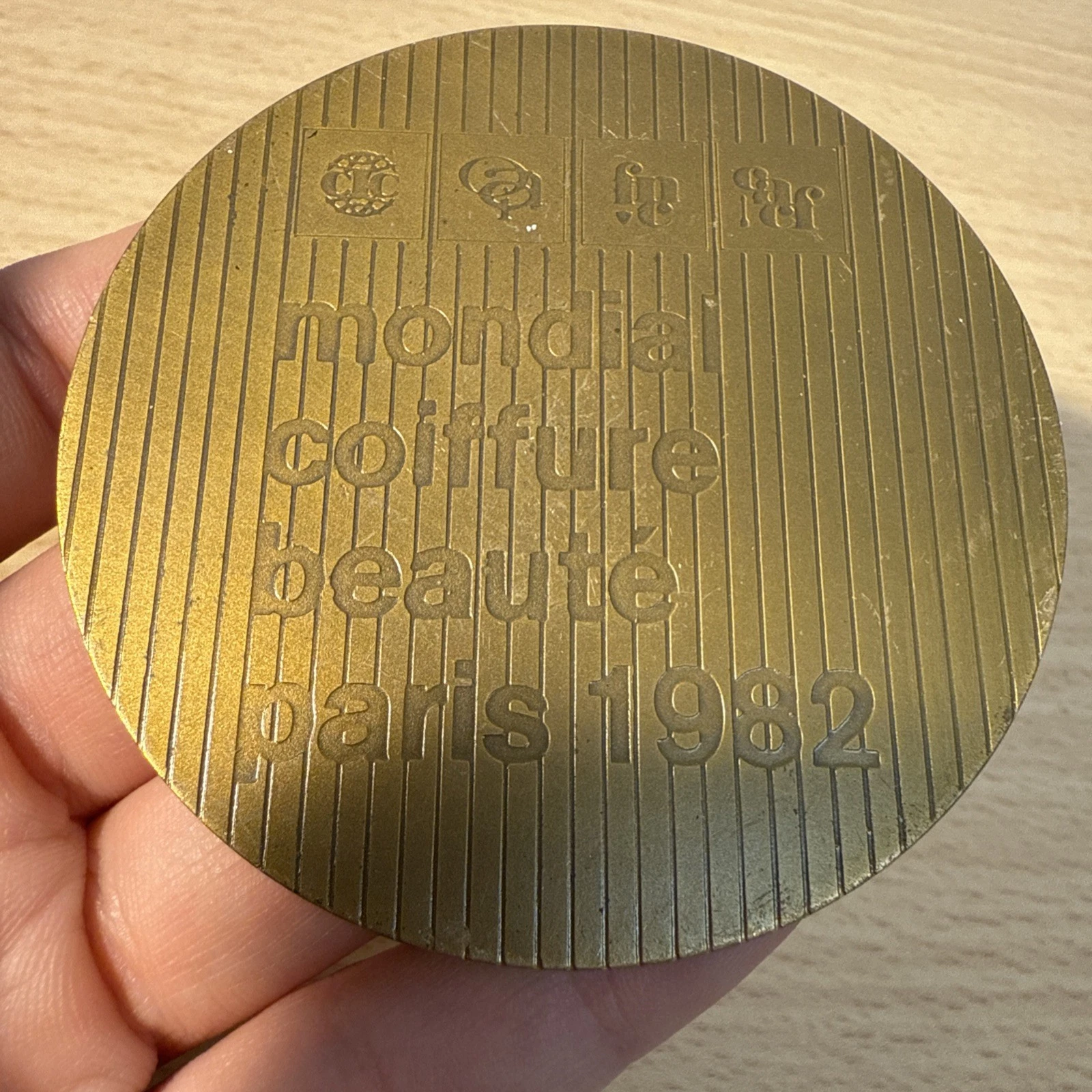 Médaille Mondial Coiffure Beauté Paris 1982 En Bronze