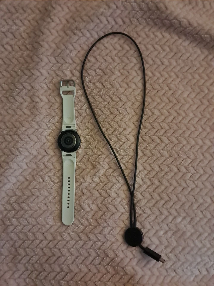 Samsung Galaxy watch 6 works perfect very lightly used - Image 2 of 2