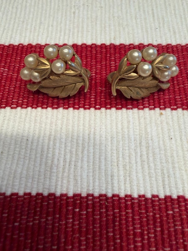VINTAGE CROWN TRIFARI GOLD TONE AND FAUX PEARL CLIP-ON EARRING
