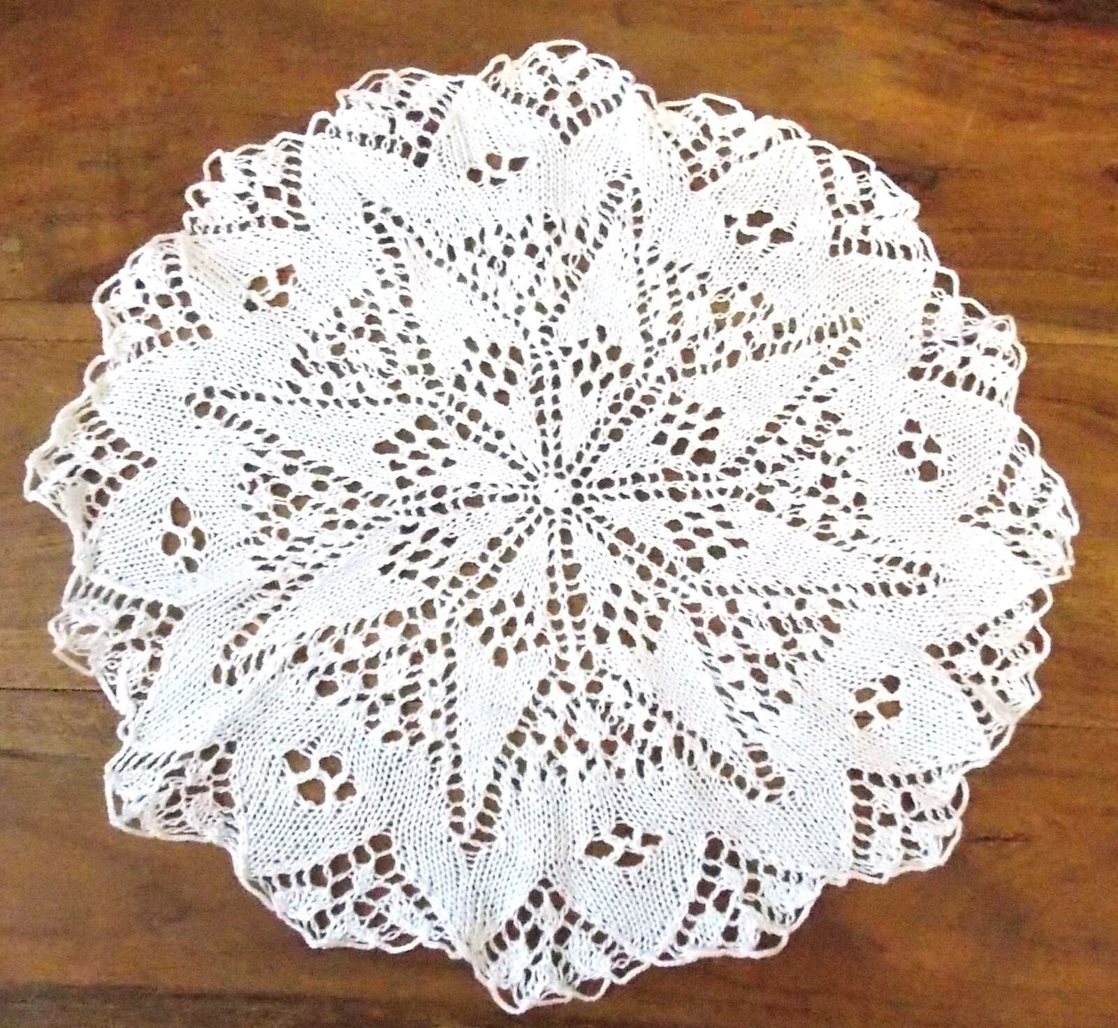 Napperon tricot d'art blanc 40 cm pour protéger vos meubles avec élégance