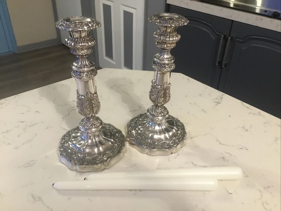 ПРЕКРАСНАЯ ПАРА ГРУЗИНСКИХ ТЕЛЕСКОПИЧЕСКИХ СТАРЫХ ШЕФФИЛДСКИХ ТАРЕЛОЧНЫХ ПОДСВЕЧНИКОВ. - Изображение 4 из 4