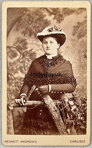 CDV HESKETT ANDREWS CARLISLE DAME IN MOTORHAUBE & UMHANG ANTIKES FOTO MODEKLEID
