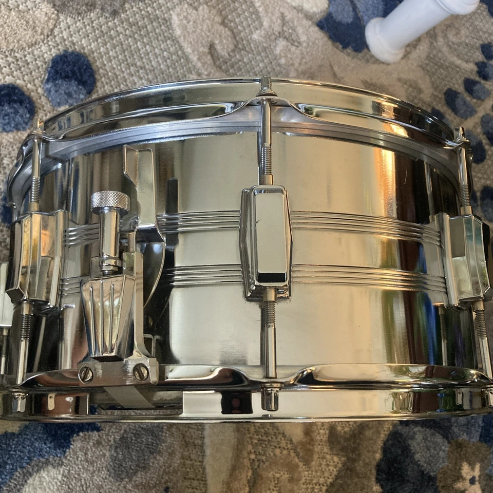 TAMBOR REDOBLANTE TAMA SWINGSTAR 6 1/2” X14” VINTAGE AÑOS 80 con insignia granate extremadamente RARO Foto 3 de 4