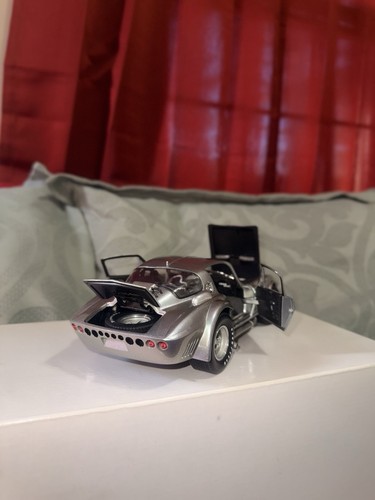 Ultra Rare 1:18 1963 Chevrolet Corvette C2 GRAND SPORT Imola Ice Silver - EXOTO - Picture 5 of 23