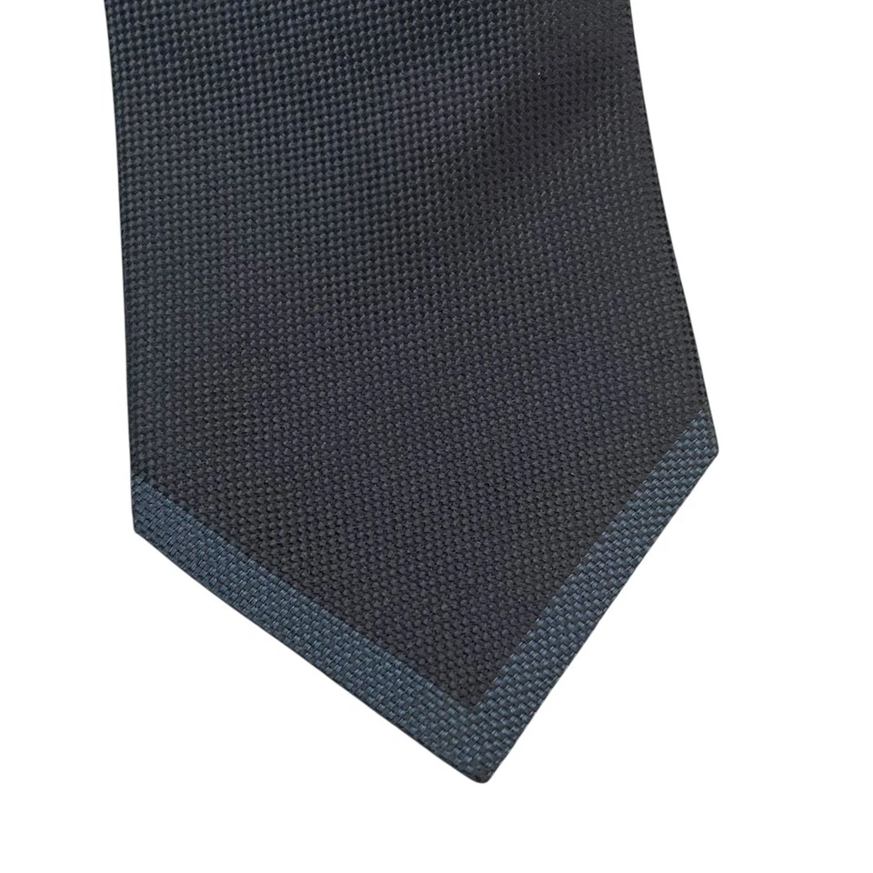 Uniformes Louis Vuitton Para Hombre Corbata Ajustada Azul Marino Seda Italia 2.75" (W) x 61" (L) Usado en Excelente Condición Foto 3 de 4