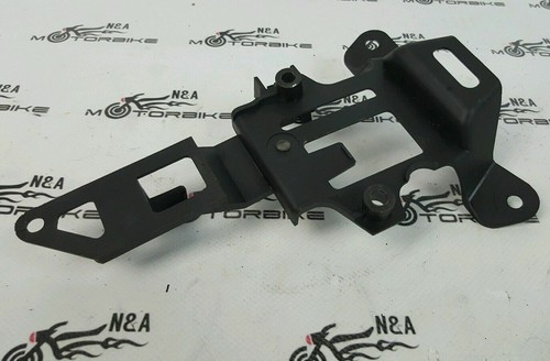 YAMAHA R1 4C8 1000 2008 UNDERTRAY INFILL PLASTIC / BREAKING/ PARTS/ OE - Picture 2 of 3
