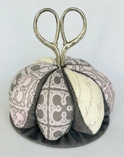 2010 Prym consumer USA Collectible PIn Cushion with small scissors (A1)