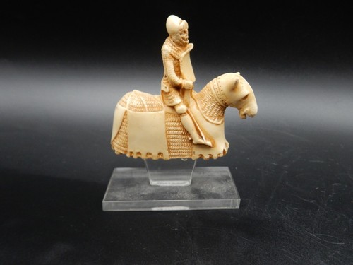 MMA Cloisters Replica Chess Piece in the Form of 14 century English Knight - 第 1/3 張圖片