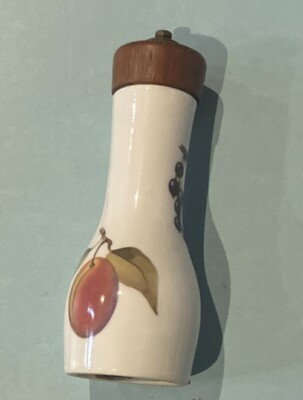 Royal Worcester EVESHAM GOLD  Pepper Mill  4 3/4''
