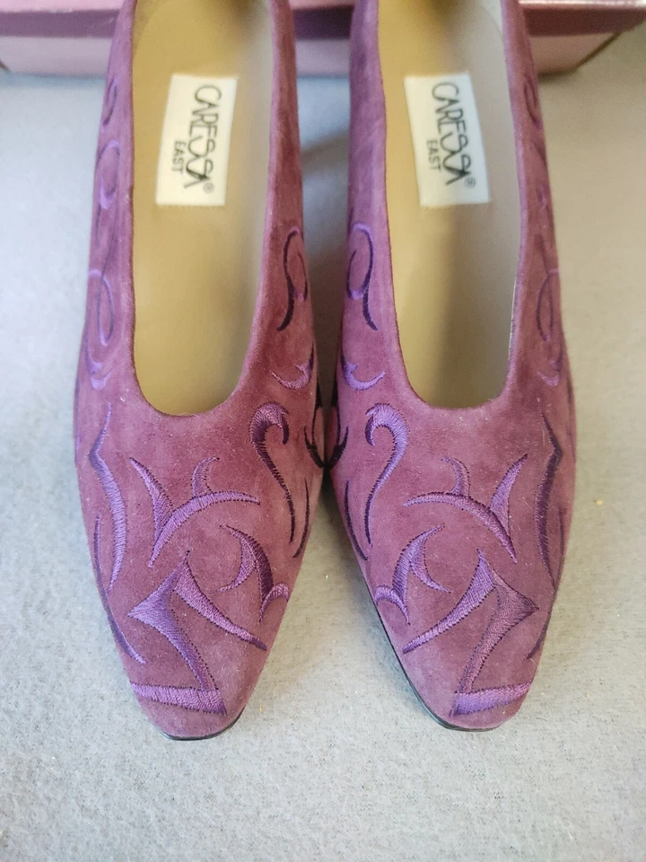 女士的 Caressa East 紫色麂皮绒皮革高跟鞋 9N 码刺绣漩涡可爱! — 第 4/4 张图片