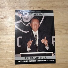1990 Pro Set #786 Al Davis Los Angeles Raiders NFL Newsreel Football Card