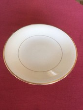 Élégant support à gâteaux blanc vintage avec bordure dorée par Johnson Bros.