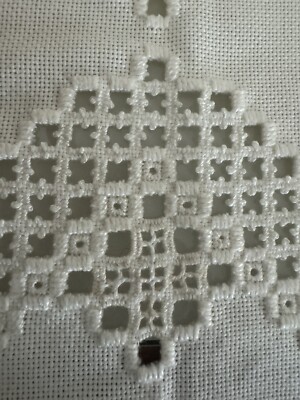 Hardanger Stickerei - Große runde Tischdeck für Freunde der edlen Handarbeit