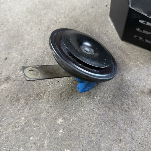 OEM BMW E36 Keyless Entry Siren With Cage Cover HELLA Alarm Security 325 328 - Picture 2 of 6