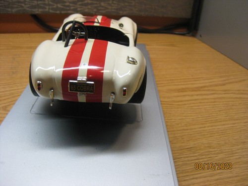 1/18 1965 SHELBY COBRA 427 S/C, WHITE W/RED STRIPES, ERTL/AMER.MUSC # 33965 - Bild 9 von 21